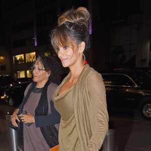 Halle Berry est allée diner au restaurant dans le quartier de Upper East Side à New York, le 18 novembre 2015