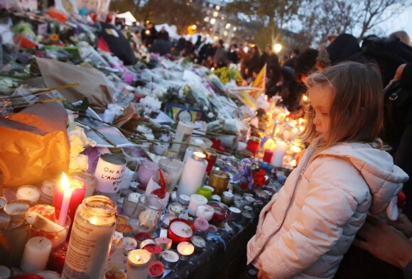 Illustration Place de la République - Illustration des hommages pour les victimes des attentats terroristes à Paris, le 17 novembre 2015. © Denis Guignebourg/Bestimage