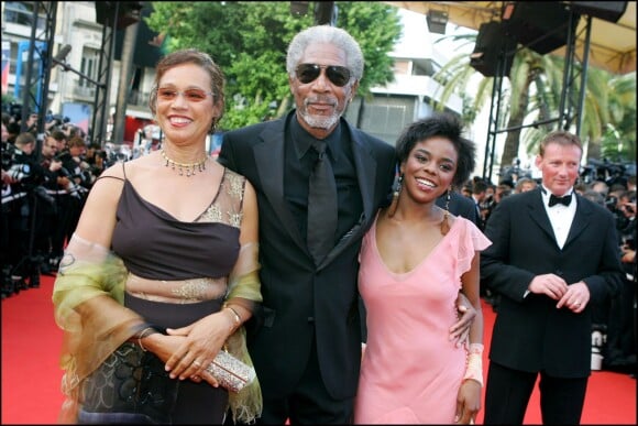 Morgan Freeman pose avec E'Dena Hines, la petite-fille de sa première femme (Jeanette Adair Bradshaw). Cette dernière a été retrouvée morte devant son appartement à New York, très tôt le dimanche le 16 août 2015. La jeune femme de 33 ans a été poignardée à mort par Lamar Davenport, son (ex ?) compagnon. Sur la photo à gauche, l'ex-femme de Morgan Freeman, Myrna Colley-Lee. Image du 21 mai 2005, soirée de cérémonie de clôture du 58e festival international du film de Cannes.