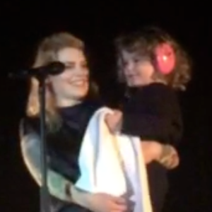 Coeur de Pirate et sa fille Romy, au Moulin, à Marseille, le 19 novembre 2015.