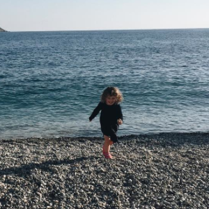 Romy, 3 ans, fille de la chanteuse Coeur de Pirate, à Marseille, en novembre 2015.