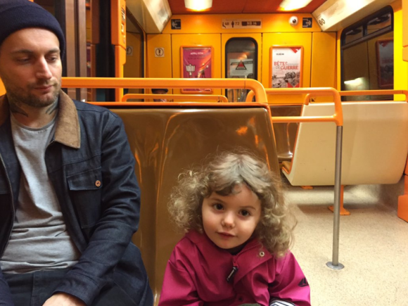 Alex Peyrat et Romy (fille de Coeur de Pirate), dans le métro marseillais, en novembre 2015.