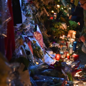 Hommage aux victimes des attentats de Paris une semaine après devant Le Bataclan - Paris le 20 Novembre 2015 - © Lionel Urman / Bestimage