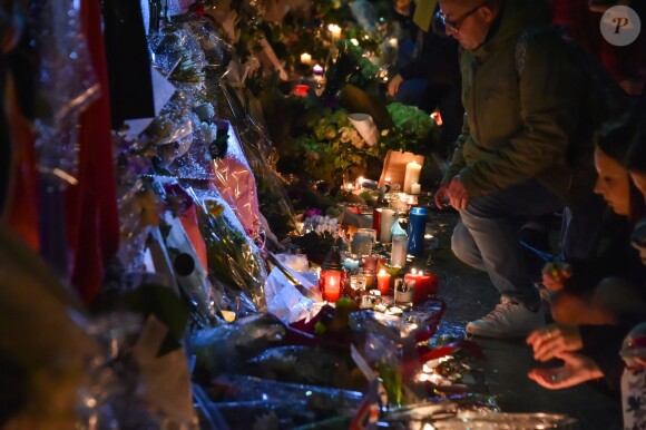 Hommage aux victimes des attentats de Paris une semaine après devant Le Bataclan - Paris le 20 Novembre 2015 - © Lionel Urman / Bestimage