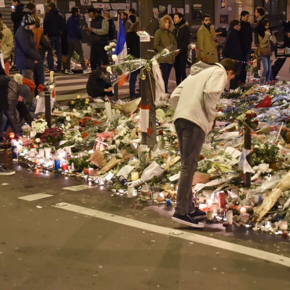 Hommage aux victimes des attentats de Paris une semaine après rue de la Fontaine-au-Roi - Paris le 20 Novembre 2015 - © Lionel Urman / Bestimage