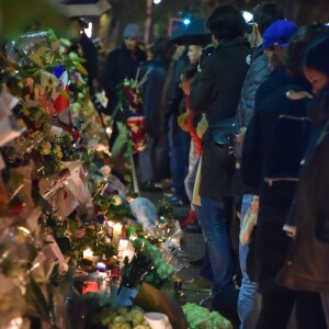 Hommage aux victimes des attentats de Paris une semaine après devant Le Bataclan - Paris le 20 Novembre 2015 - © Lionel Urman / Bestimage Paris