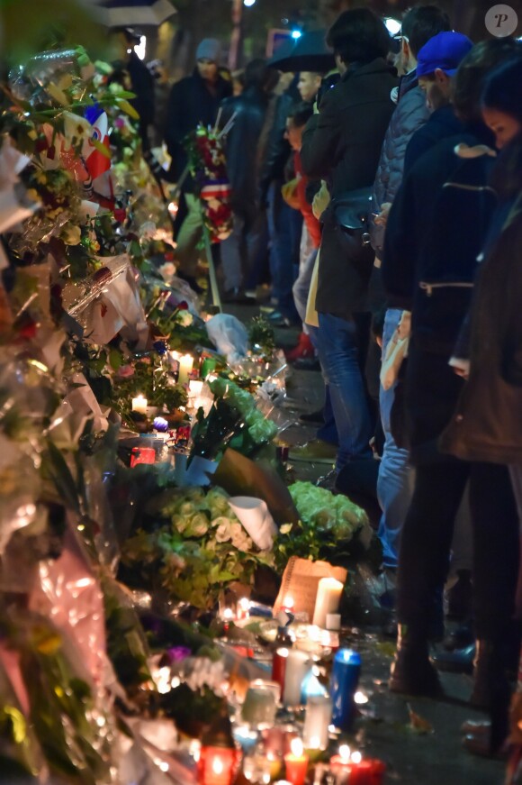 Hommage aux victimes des attentats de Paris une semaine après devant Le Bataclan - Paris le 20 Novembre 2015 - © Lionel Urman / Bestimage Paris