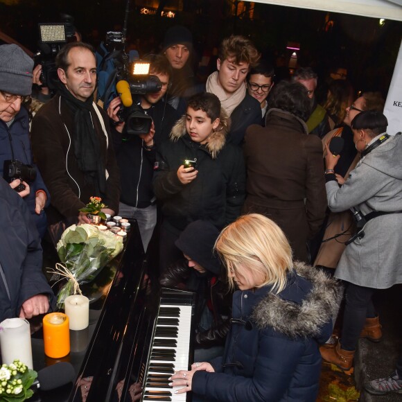 Hommage aux victimes des attentats de Paris une semaine après devant Le Bataclan - Paris le 20 Novembre 2015 - © Lionel Urman / Bestimage Paris