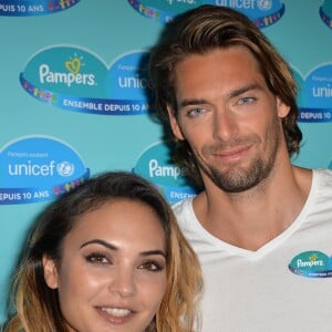 Camille Lacourt et sa femme Valérie Bègue présentent leur voyage en République démocratique du Congo dans le cadre d'une campagne de vaccination avec Pampers et l'Unicef à Paris, le 13 novembre 2015