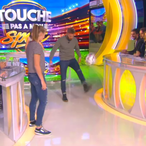 Le chanteur M. Pokora se fait battre par une fille lors d'une battle de freestyle dans "Touche pas à mon sport" sur D8, le 23 novembre 2015.