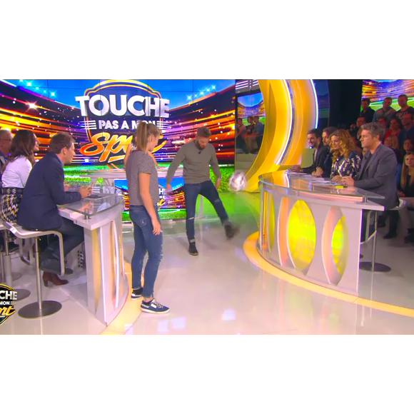 Le chanteur M. Pokora se fait battre par une fille lors d'une battle de freestyle dans "Touche pas à mon sport" sur D8, le 23 novembre 2015.