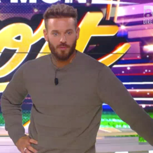 M. Pokora, fan de foot, se fait battre par une fille lors d'une battle de freestyle dans "Touche pas à mon sport" sur D8, le 23 novembre 2015.