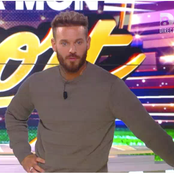 M. Pokora, fan de foot, se fait battre par une fille lors d'une battle de freestyle dans "Touche pas à mon sport" sur D8, le 23 novembre 2015.