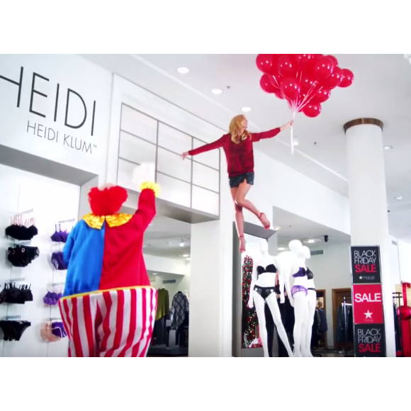 Heidi Klum - Les stars font la promotion du Black Friday pour la chaîne de magasins Macy's / vidéo postée sur Youtube.