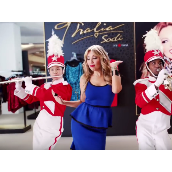 La chanteuse Thalia - Les stars font la promotion du Black Friday pour la chaîne de magasins Macy's / vidéo postée sur Youtube.
