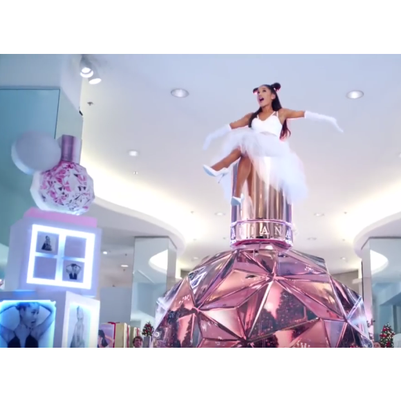 Ariana Grande - Les stars font la promotion du Black Friday pour la chaîne de magasins Macy's / vidéo postée sur Youtube.