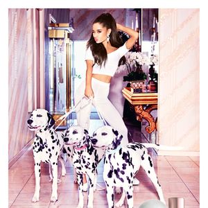 Ariana Grande pose avec des dalmatiens sur l'affiche de promotion de son parfum "Ari by Ariana Grande", qui sera disponible dès septembre