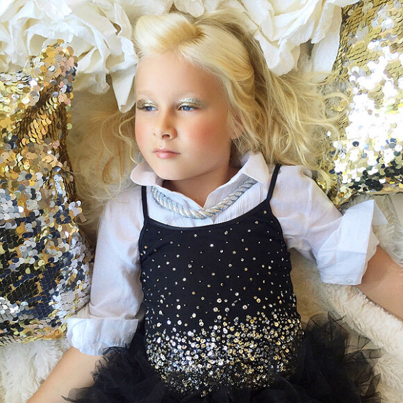 Stella, la fille de Tori Spelling joue les mannequins pour la marque Modern Queen Kids.