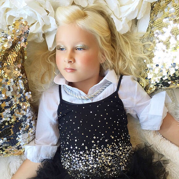 Stella, la fille de Tori Spelling joue les mannequins pour la marque Modern Queen Kids.