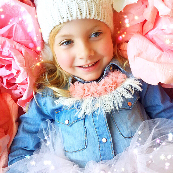 Stella, la fille de Tori Spelling joue les mannequins pour la marque Modern Queen Kids.