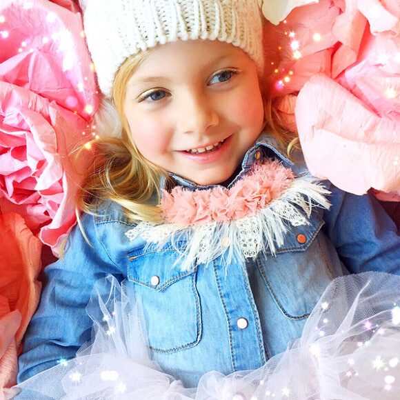 Stella, la fille de Tori Spelling joue les mannequins pour la marque Modern Queen Kids.