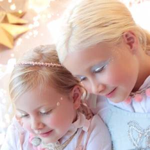 Hattie et Stella, les filles de Tori Spelling jouent les mannequins pour la marque Modern Queen Kids.