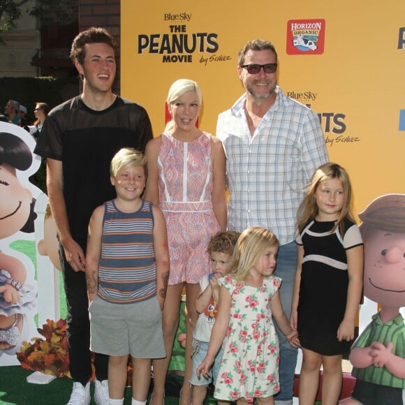 Jack Montgomery McDermott, Tori Spelling, Dean McDermott et leurs enfants Stella Doreen, Finn Davey, Hattie Margaret et Liam Aaron McDermott - Première du film "Snoopy et les Peanuts" à Westwood. Le 1er novembre 2015