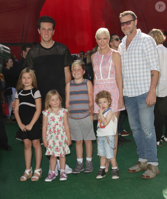 Jack Montgomery McDermott, Tori Spelling, Dean McDermott et leurs enfants Stella Doreen, Finn Davey, Hattie Margaret et Liam Aaron McDermott - Première du film "Snoopy et les Peanuts" à Westwood. Le 1er novembre 2015