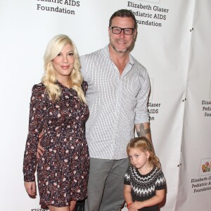 Tori Spelling, Dean McDermott et leur fille Hattie Margaret - People à la 26ème soirée caritative «The Elizabeth Glaser Pediatric AIDS» à Los Angeles. Le 25 octobre 2015