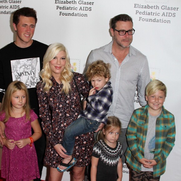 Jack Montgomery McDermott avec Tori Spelling, son mari Dean McDermott et leurs enfants Liam, Stella, Hattie et Finn à la 26ème soirée caritative «The Elizabeth Glaser Pediatric AIDS» à Los Angeles, le 25 octobre 2015 © CPA