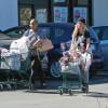 Exclusif - Tori Spelling fait du shopping avec sa nounou et son amie Patsy Lemmers à Woodland Hills, le 30 novembre 2015