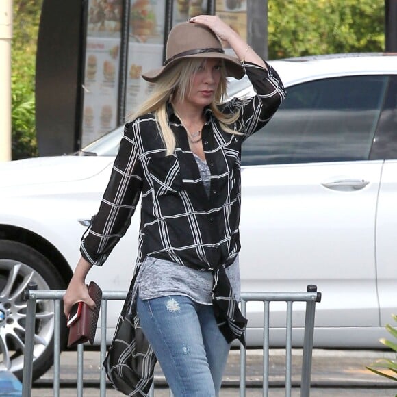 Exclusif - Tori Spelling est allée diner avec ses enfants au McDonald à Calabasas, le 18 octobre 2015