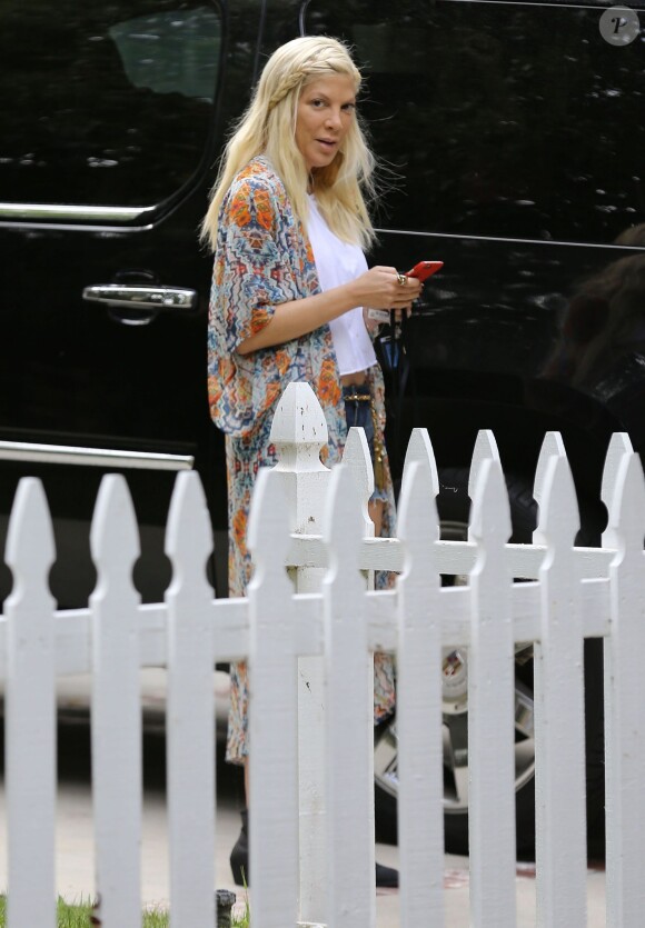 Exclusif - Tori Spelling et son mari Dean McDermott recherchent un nouveau domicile avec leurs filles Hattie et Stella McDermott à Los Angeles, le 4 octobre 2015