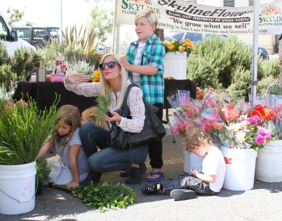 Tori Spelling, son mari Dean McDermott et leurs enfants Liam, Stella, Hattie et Finn font du shopping au Farmers Market à Studio City, le 23 août 2015.