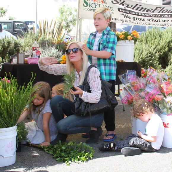 Tori Spelling, son mari Dean McDermott et leurs enfants Liam, Stella, Hattie et Finn font du shopping au Farmers Market à Studio City, le 23 août 2015.