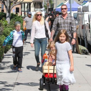 Tori Spelling, son mari Dean McDermott et leurs enfants Liam, Stella, Hattie et Finn font du shopping au Farmers Market à Studio City, le 23 août 2015.