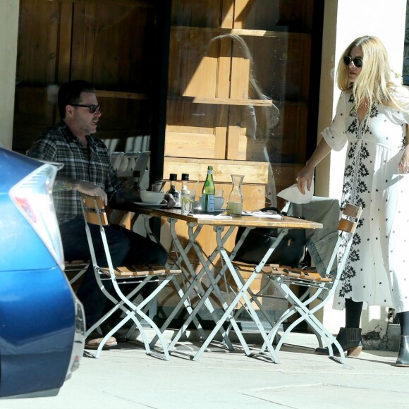 Exclusif - Dean McDermott va déjeuner avec son ex-femme Mary Jo Eustace au restaurant "Le Pain Quotidien" à Studio City, le 18 février 2015.