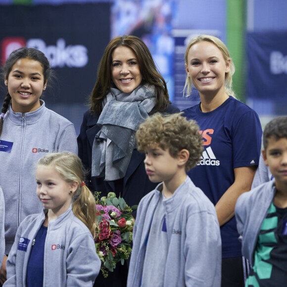 La princesse Mary de Danemark participait le 24 novembre 2015 au club KB à Copenhague, avec la joueuse de tennis Caroline Wozniacki, à la journée d'aide aux enfants Bornehjaelpsdagen dont elle est la marraine et qui a profité à 22 jeunes adolescents placés en foyer ou en famille d'accueil.