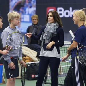 La princesse Mary de Danemark participait le 24 novembre 2015 au club KB à Copenhague, avec la joueuse de tennis Caroline Wozniacki, à la journée d'aide aux enfants Bornehjaelpsdagen dont elle est la marraine et qui a profité à 22 jeunes adolescents placés en foyer ou en famille d'accueil.