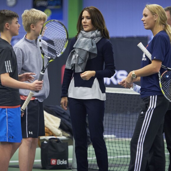 La princesse Mary de Danemark participait le 24 novembre 2015 au club KB à Copenhague, avec la joueuse de tennis Caroline Wozniacki, à la journée d'aide aux enfants Bornehjaelpsdagen dont elle est la marraine et qui a profité à 22 jeunes adolescents placés en foyer ou en famille d'accueil.