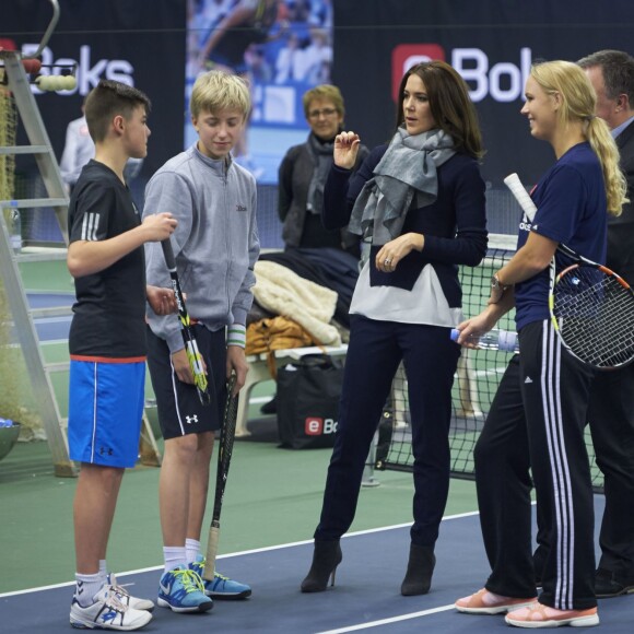 La princesse Mary de Danemark participait le 24 novembre 2015 au club KB à Copenhague, avec la joueuse de tennis Caroline Wozniacki, à la journée d'aide aux enfants Bornehjaelpsdagen dont elle est la marraine et qui a profité à 22 jeunes adolescents placés en foyer ou en famille d'accueil.