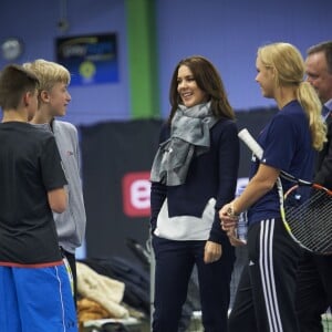 La princesse Mary de Danemark participait le 24 novembre 2015 au club KB à Copenhague, avec la joueuse de tennis Caroline Wozniacki, à la journée d'aide aux enfants Bornehjaelpsdagen dont elle est la marraine et qui a profité à 22 jeunes adolescents placés en foyer ou en famille d'accueil.