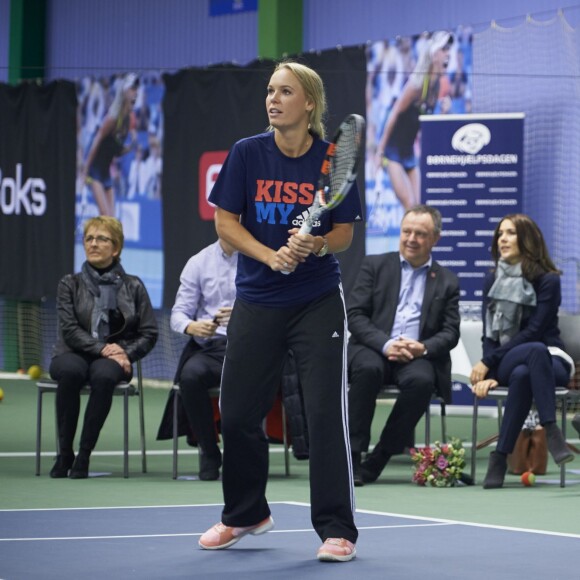 La princesse Mary de Danemark, assise à l'arrière-plan, regardant le 24 novembre 2015 au club KB à Copenhague Caroline Wozniacki lors de la journée d'aide aux enfants Bornehjaelpsdagen dont elle est la marraine et qui a profité à 22 jeunes adolescents placés en foyer ou en famille d'accueil.