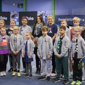 La princesse Mary de Danemark participait le 24 novembre 2015 au club KB à Copenhague, avec la joueuse de tennis Caroline Wozniacki, à la journée d'aide aux enfants Bornehjaelpsdagen dont elle est la marraine et qui a profité à 22 jeunes adolescents placés en foyer ou en famille d'accueil.