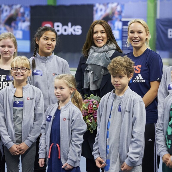 La princesse Mary de Danemark participait le 24 novembre 2015 au club KB à Copenhague, avec la joueuse de tennis Caroline Wozniacki, à la journée d'aide aux enfants Bornehjaelpsdagen dont elle est la marraine et qui a profité à 22 jeunes adolescents placés en foyer ou en famille d'accueil.