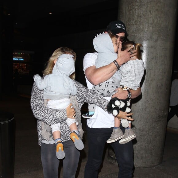 Chris Hemsworth, Elsa Pataky et leurs enfants Sasha, Tristan et India Rose arrivent à l'aéroport LAX de Los Angeles. Le 26 juillet 2015.