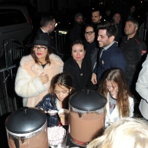 Salma Hayek et sa fille Valentina assistent à la présentation des illuminations de Noël du magasin Stella McCartney. Londres, le 25 novembre 2015.