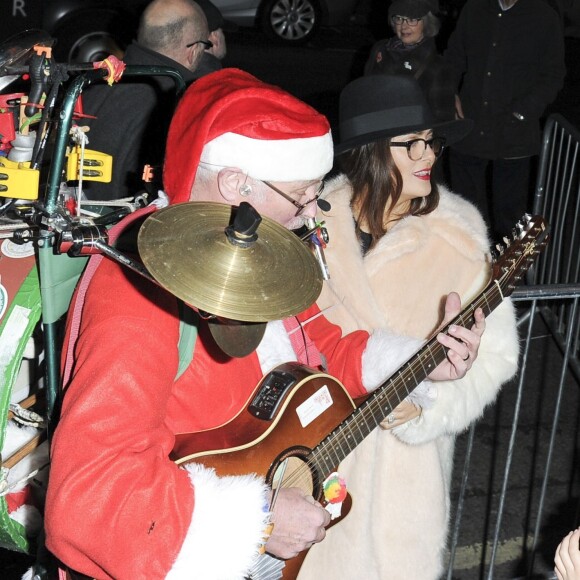 Salma Hayek et sa fille Valentina Paloma Pinault assistent à la présentation des illuminations de Noël du magasin Stella McCartney. Londres, le 25 novembre 2015.