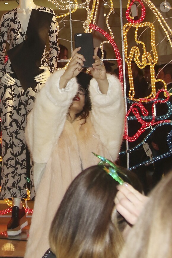 Salma Hayek assiste à la présentation des illuminations de Noël du magasin Stella McCartney. Londres, le 25 novembre 2015.