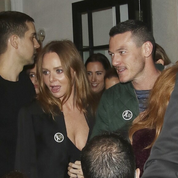 Stella McCartney et Luke Evans assistent à la présentation des illuminations de Noël du magasin Stella McCartney. Londres, le 25 novembre 2015.